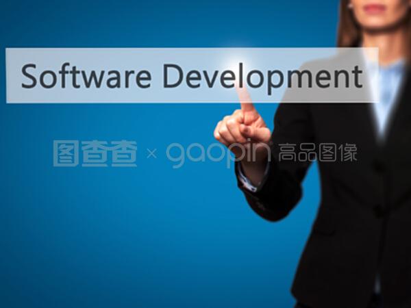 指尖商機 女商人按下技術(shù)按鈕，開啟軟件開發(fā)與銷售新篇章